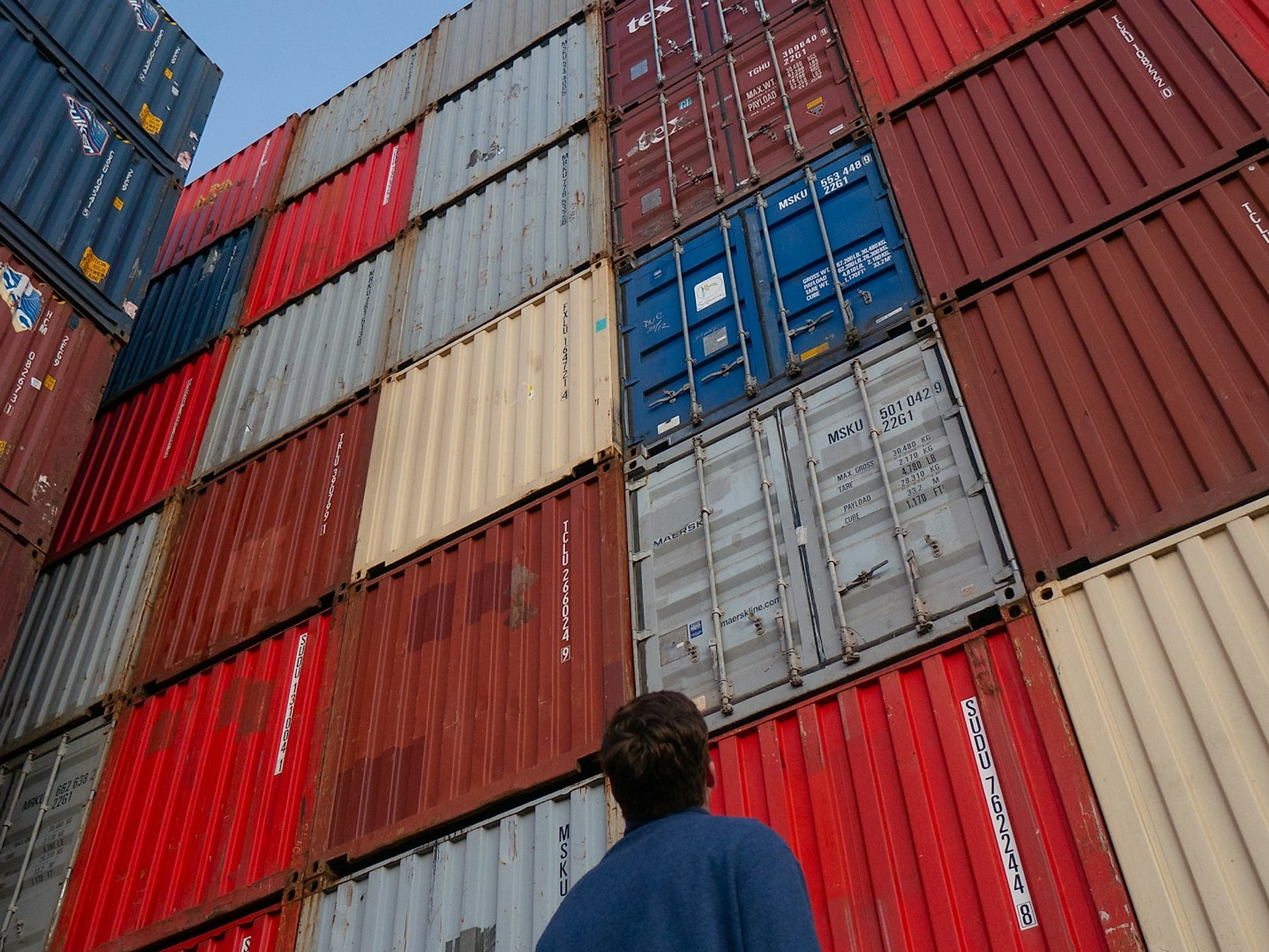 Gestapelte Seecontainer im Hamburger Hafen