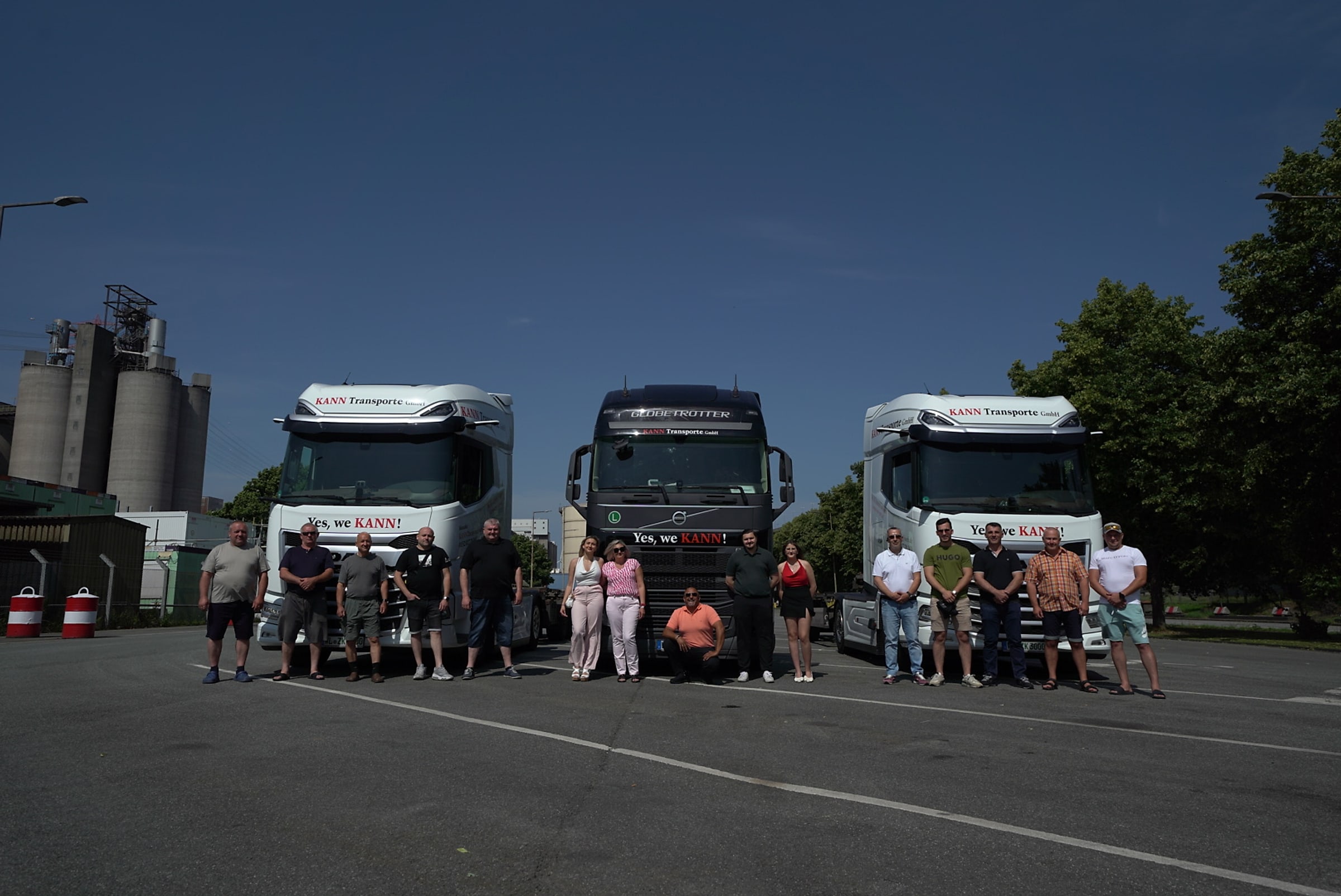 Die Flotte der KANN Transporte GmbH mit dem gesamten Team