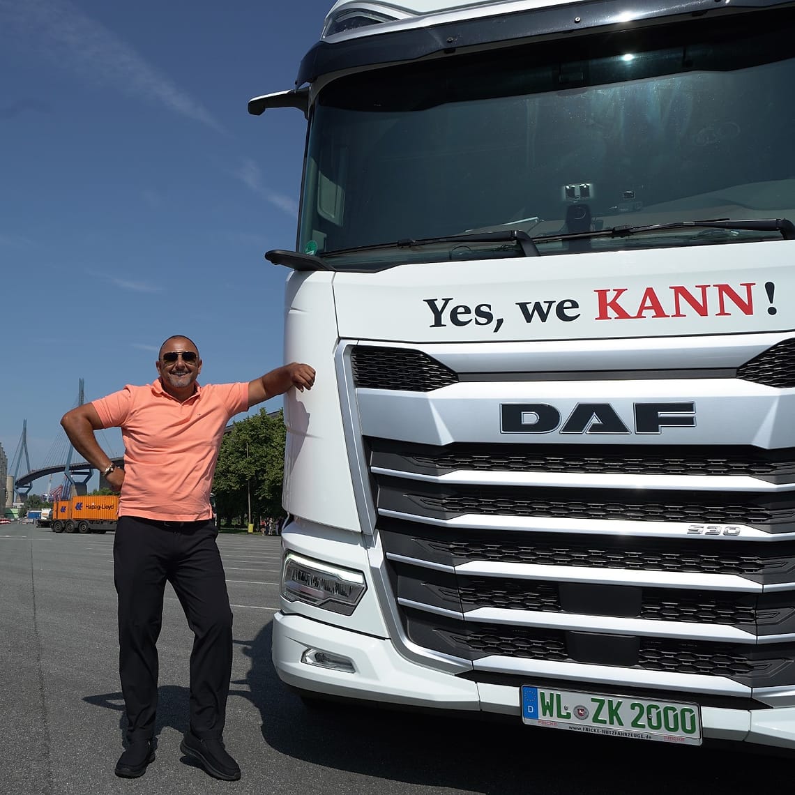 Fahrer der KANN Transporte GmbH vor einem DAF-Sattelzug mit der Aufschrift „Yes, we KANN!“